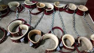 Grilletes en Guantánamo