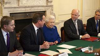 Primer ministro David Cameron y la reina Isabel II