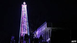 Torre iluminada en forma de árbol de Navidad
