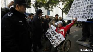 Manifestante detenido frente al Southern Weekly