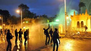 Masu zanga-zanga suna harba bama-baman kwalba a kan fadar shugaban kasar Masar
