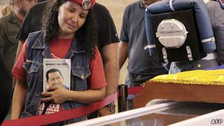 Seguidora de Chávez frente al féretro del líder venezolano