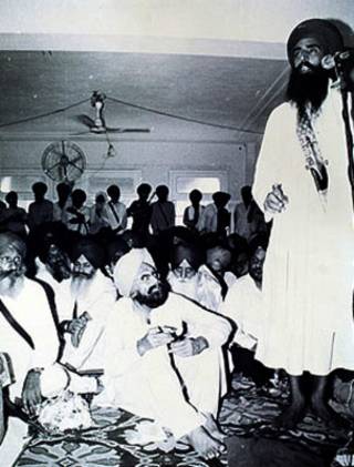 भिंडरांवाले को सुनते हुए पत्रकार-लेखक खुशवंत सिंह