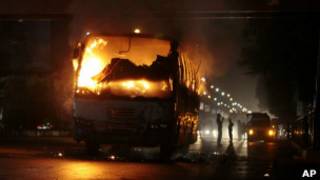 vehiculos_incendiados_bangladesh