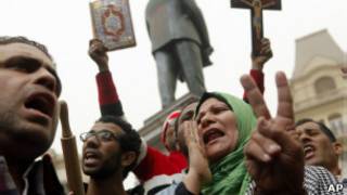 Manifestantes en El Cairo frente a sede de los Hermanos Musulmanes