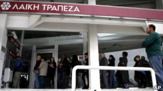Laiki bankasında ATM kuyruğu