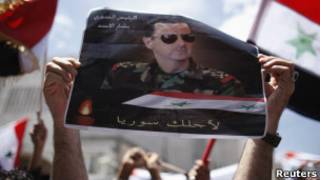 Foto de al Assad en una manifestación