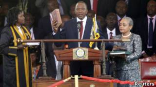 Rais Uhuru Kenyatta wa Kenya akiapishwa mjini Nairobi mwezi Aprili