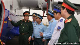 Ông Phùng Quang Thanh thị sát máy bay tuần thám của Cảnh sát biển Việt Nam