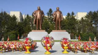 Tượng đài hai cha con Kim Il-sung và Kim Jong-il