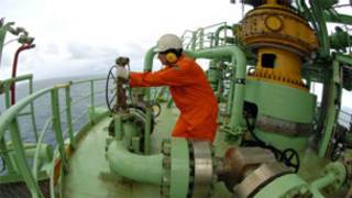 Funcionário faz manutenção em plataforma de petróleo Foto Agência Petrobras