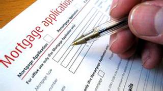 Solicitante firmando un préstamo hipotecario
