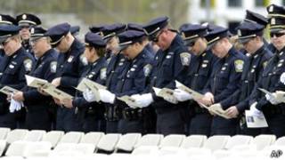 Policías en el servicio conmemorativo por Sean Collier