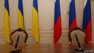 українські та російські прапори