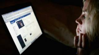 Mujer viendo Facebook