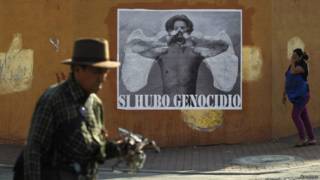 Hombre y mujer en las calles de Guatemala
