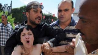 Feminista en topless arrestada en Túnez