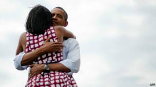 Abraço de Barack e Michelle Obama | Foto: AFP