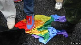 Manifestantes antigay pisan una bandera arcoíris