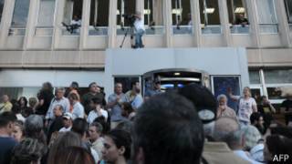 Manifestantes frente a la oficinas de ERT. Foto: 11 de junio 2013