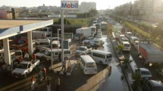 Filas en estación de gasolina