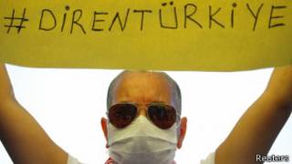 Manifestante com cartaz na Praça Taksim, em Istambul | Foto: Reuters