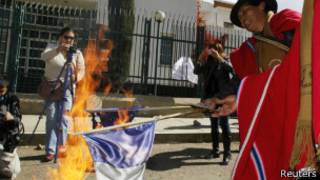 Manifestantes bolivianos protestam contra a França (foto: reuters)