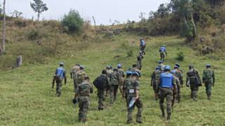 Des soldats des Nations unies effectuant une patrouille dans la montagne de Munigi, près de Goma.