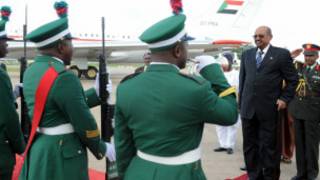 Shugaba Omar Al-Bashir yayin da ya isa Abuja