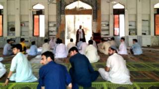 पाकिस्तान में कट्टरवादी धर्मगुरु परिवार नियोजन को इस्लाम के विरूद्ध मानते हैं.
