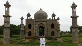 Faizul Hasan Quadri e seu 'Taj Mahal' | Foto: BBC