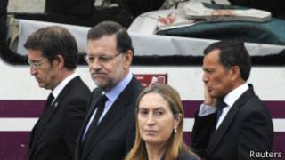 Mariano Rajoy visitando la escena del accidente