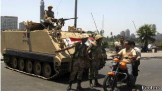 Tanques en las calles de El Cairo