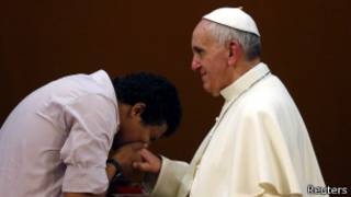 Fiel beija a mão do papa Francisco no Theatro Municipal do Rio (foto: Reuters)