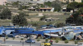 Cimetière de bateaux utilisés par des migrants africains à Lampedusa.