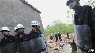 Un grupo de Chengguan, el cuerpo de seguridad urbano de China