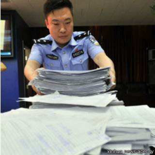 北京公安展示罪犯在网上窃取的大量公民信息(新华社图片)
