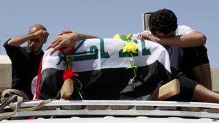 hombre junto a una urna en Bagdad, Irak