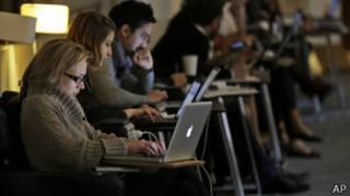 Personas con computadores en la Biblioteca Británica de Londres