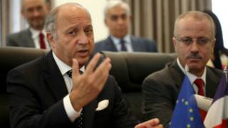Le ministre français des Affaires étrangères s'adressant aux media après ses entretiens avec le Premier mininstre palestinien Rami Hamdallah à Ramallah
