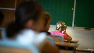 Alumnos escuchan a su profesor