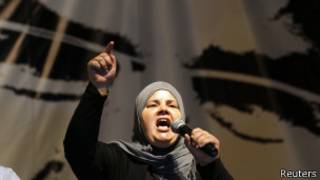 Mubarka Brahim, veuve du député assassiné en juillet, Mohamed Brahimi, s'adressant à plusieurs dizaines de milliers de manifestants samedi 7 septembre.