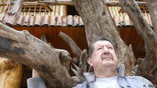 Walter Suárez bajo la casa flotante.