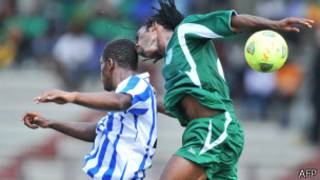 Rostan Kako (à g.) de Sewe Sport de San Pedro aux prises avec Mohamed Chicoto de Coton Sport pour le contrôle du ballon.