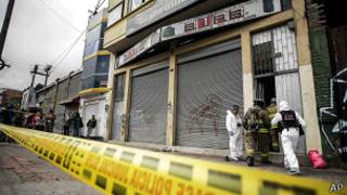 Equipos de emergencia sacan cuerpos de fallecidos en bar de Bogotá