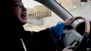 Mujer saudita conduce en 2011 en protesta por la prohibición no oficial de que las mujeres conduzcan en el país