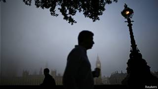 Un hombre camina cerca del Big Ben en Londres