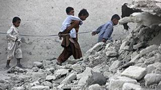 sobrevivientes caminan entre escombros del terremoto de Pakistán
