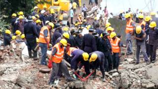 घटनास्थल पर राहत और बचाव कार्य में लगे कर्मचारी