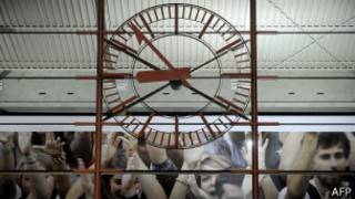 часы на вокзале во Франции